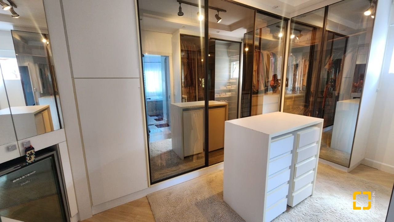 Casa com 409m², 4 quartos (sendo 4 suítes), 4 garagens, no bairro Carvoeira em Florianópolis