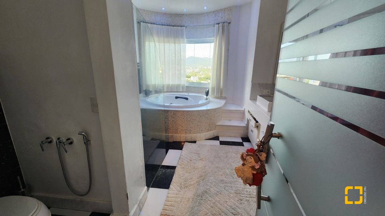 Casa com 409m², 4 quartos (sendo 4 suítes), 4 garagens, no bairro Carvoeira em Florianópolis
