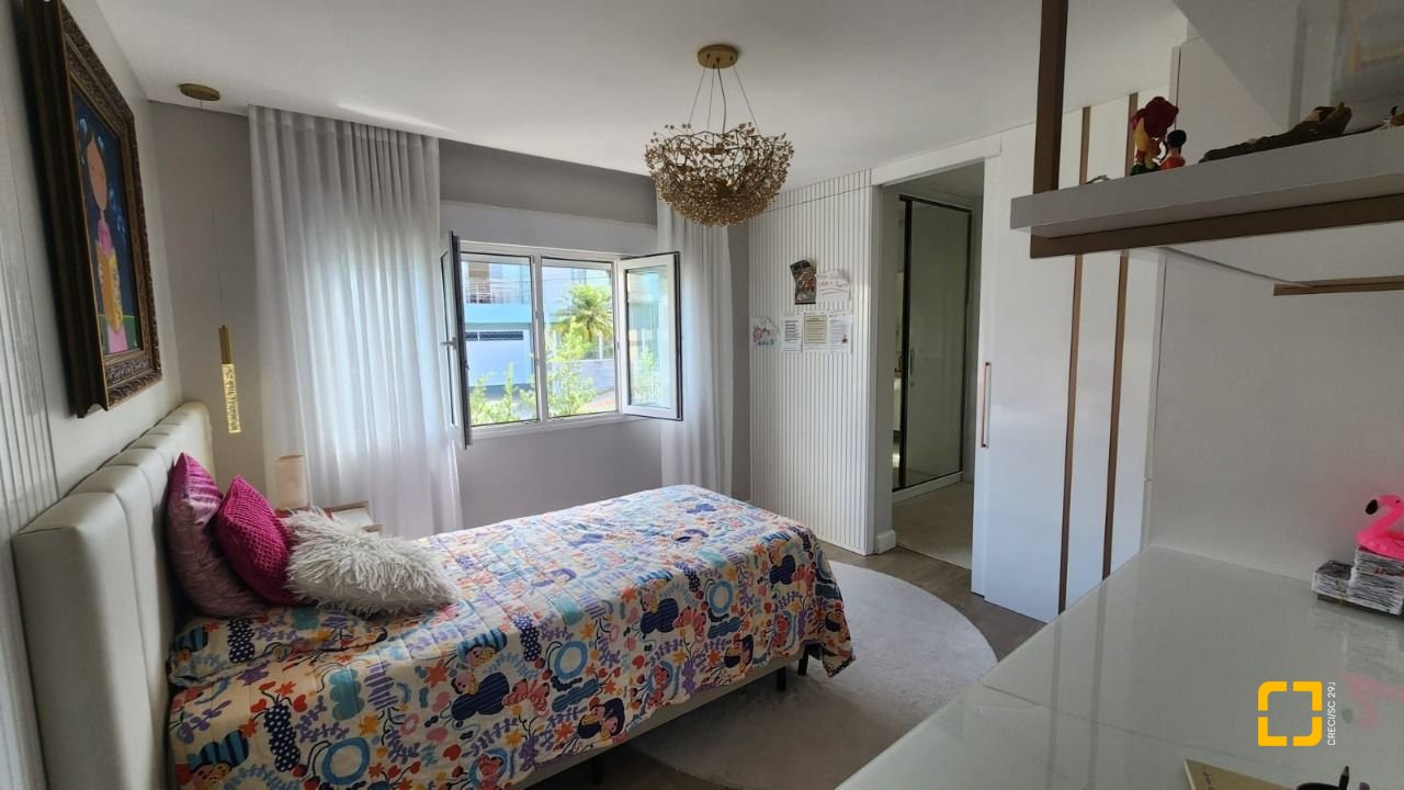 Casa com 409m², 4 quartos (sendo 4 suítes), 4 garagens, no bairro Carvoeira em Florianópolis