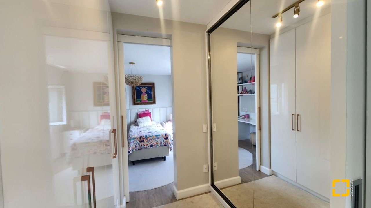 Casa com 409m², 4 quartos (sendo 4 suítes), 4 garagens, no bairro Carvoeira em Florianópolis