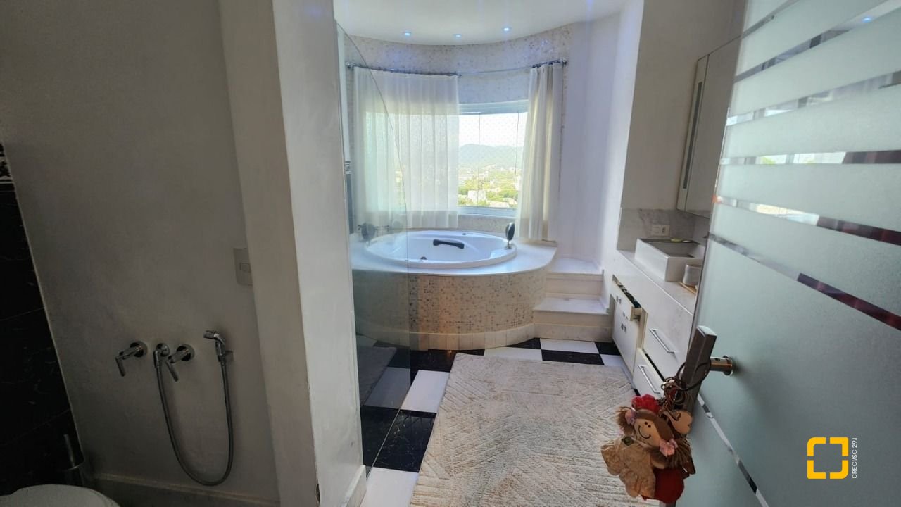 Casa com 409m², 4 quartos (sendo 4 suítes), 4 garagens, no bairro Carvoeira em Florianópolis