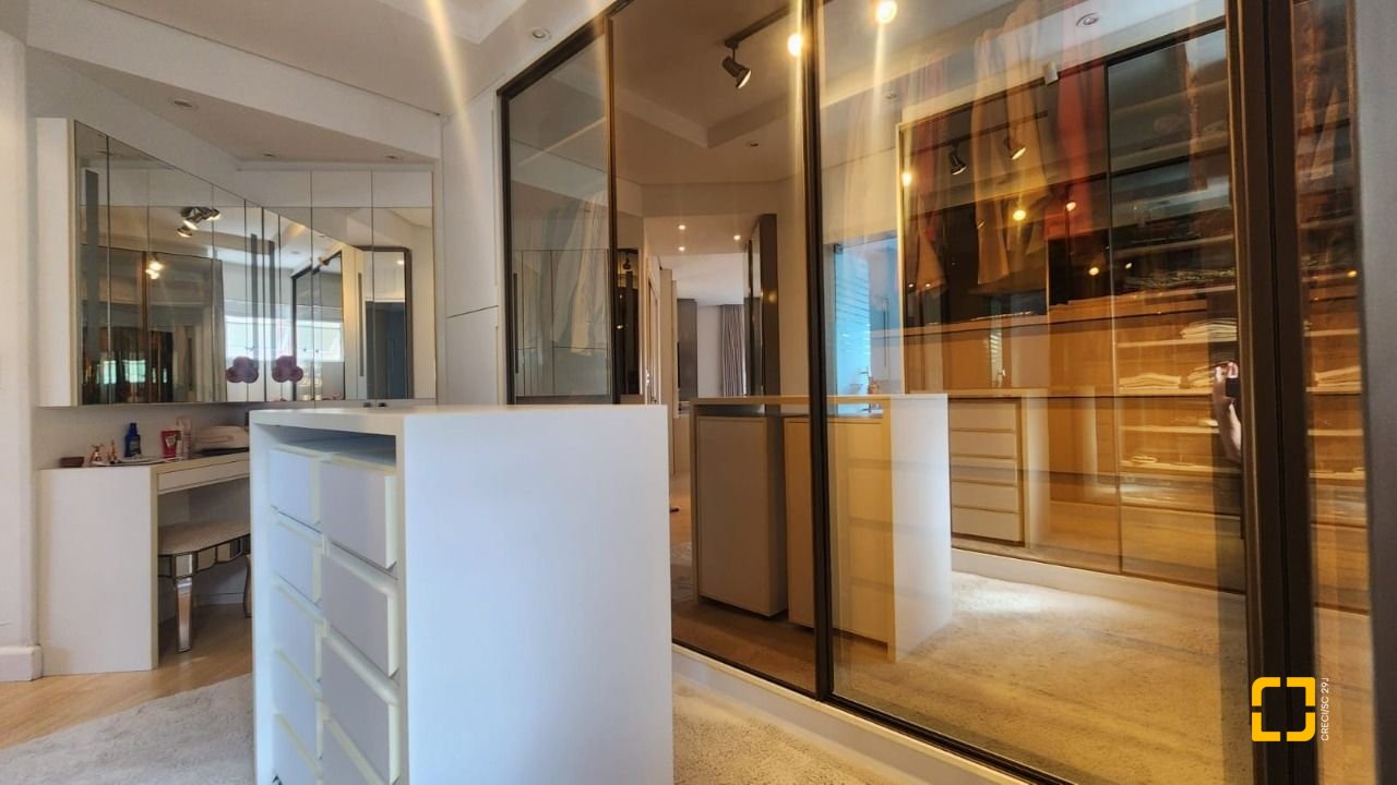 Casa com 409m², 4 quartos (sendo 4 suítes), 4 garagens, no bairro Carvoeira em Florianópolis