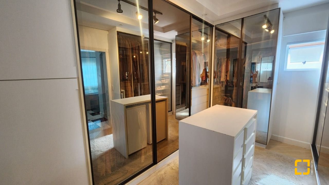 Casa com 409m², 4 quartos (sendo 4 suítes), 4 garagens, no bairro Carvoeira em Florianópolis