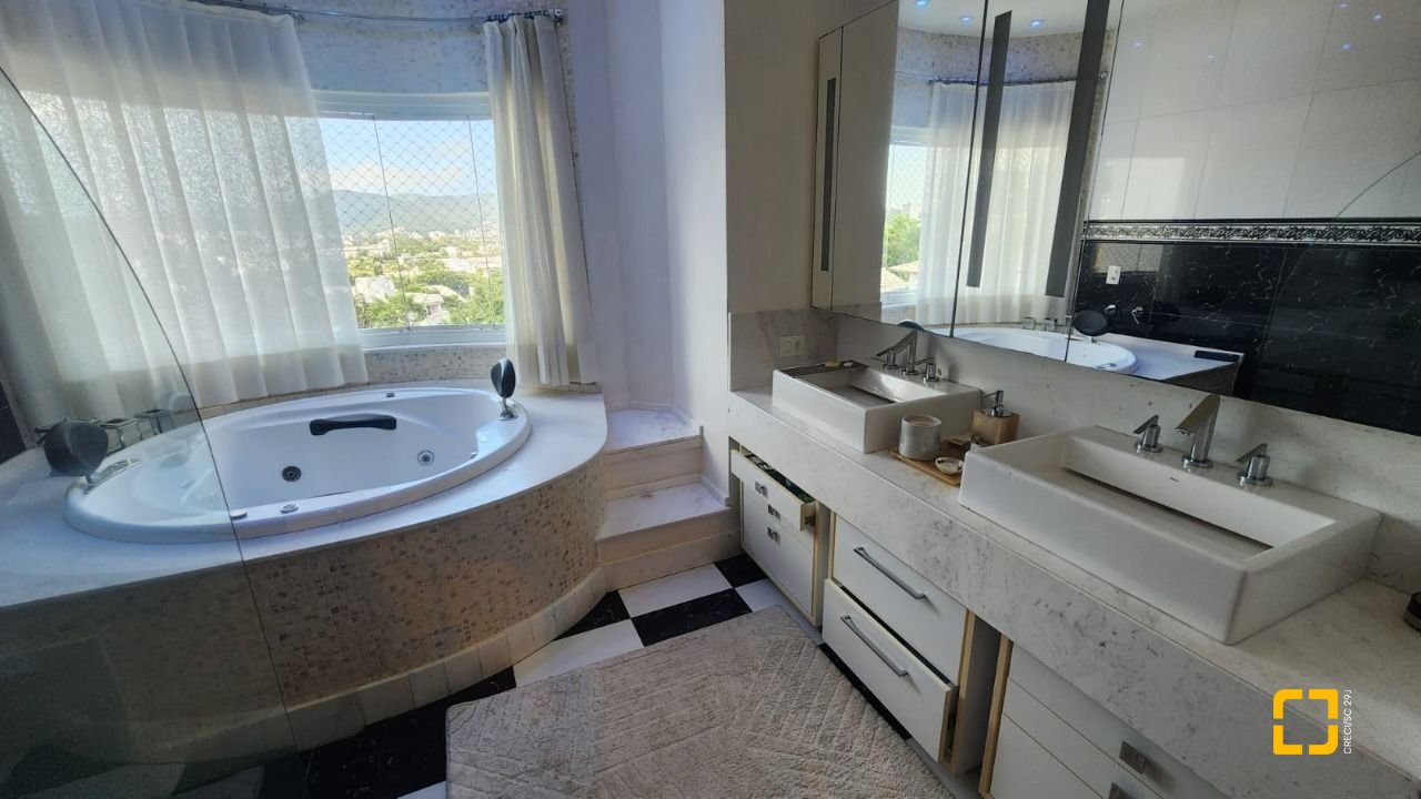 Casa com 409m², 4 quartos (sendo 4 suítes), 4 garagens, no bairro Carvoeira em Florianópolis