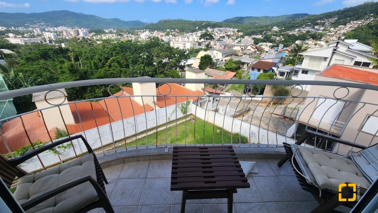 Casa com 409m², 4 quartos (sendo 4 suítes), 4 garagens, no bairro Carvoeira em Florianópolis