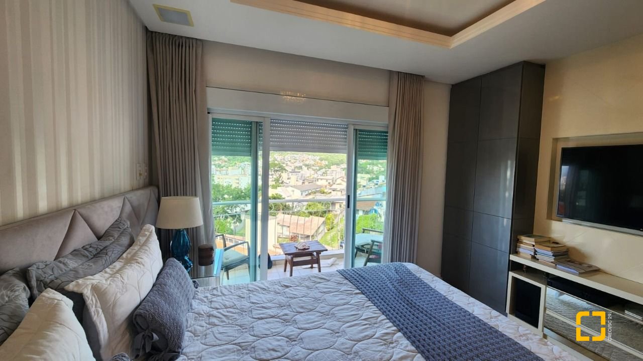 Casa com 409m², 4 quartos (sendo 4 suítes), 4 garagens, no bairro Carvoeira em Florianópolis
