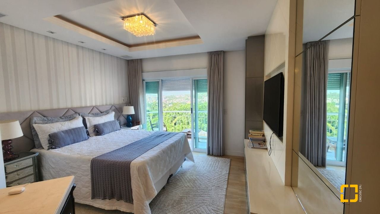 Casa com 409m², 4 quartos (sendo 4 suítes), 4 garagens, no bairro Carvoeira em Florianópolis