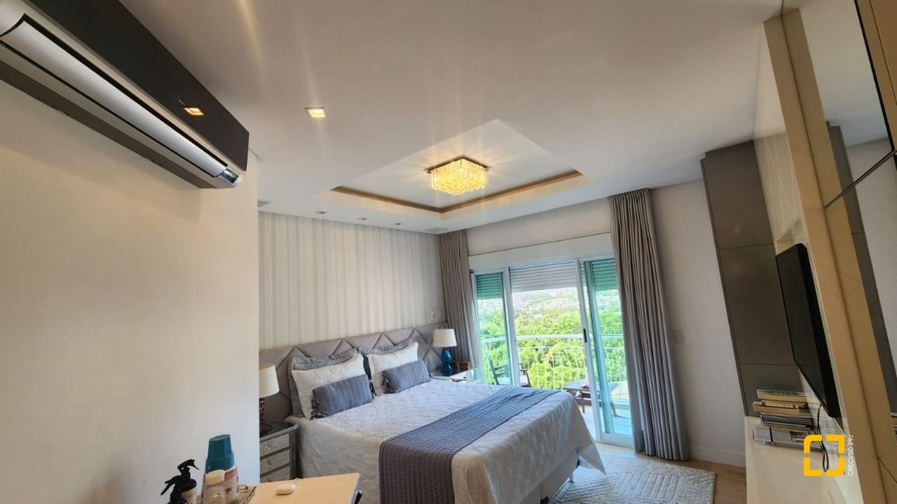 Casa com 409m², 4 quartos (sendo 4 suítes), 4 garagens, no bairro Carvoeira em Florianópolis