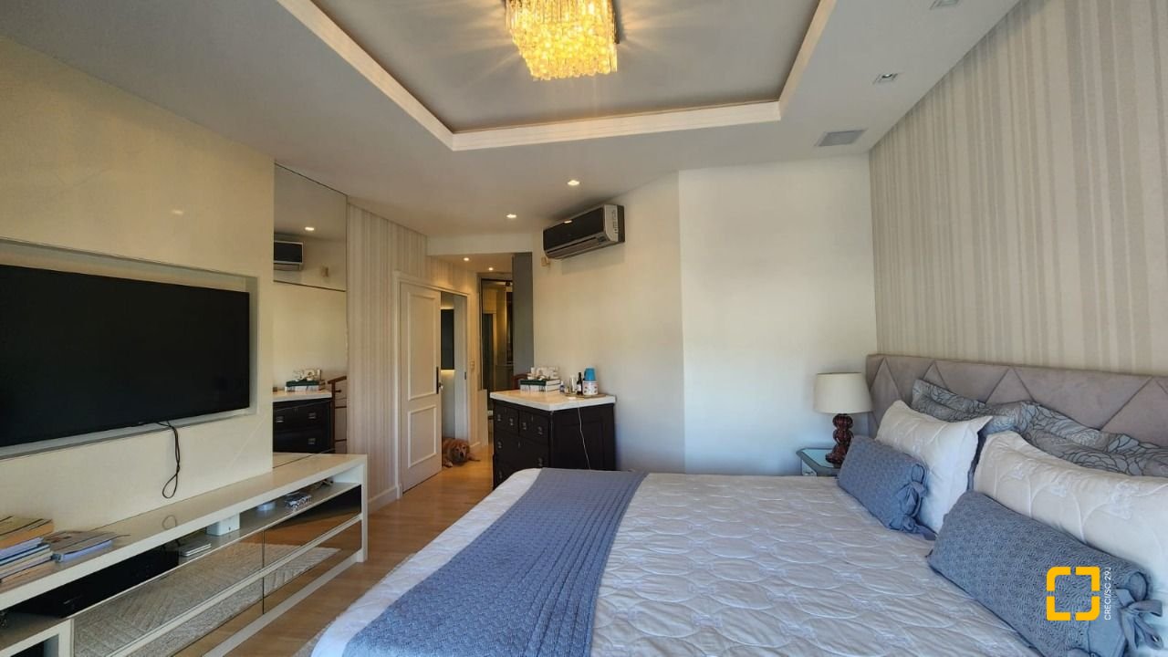 Casa com 409m², 4 quartos (sendo 4 suítes), 4 garagens, no bairro Carvoeira em Florianópolis