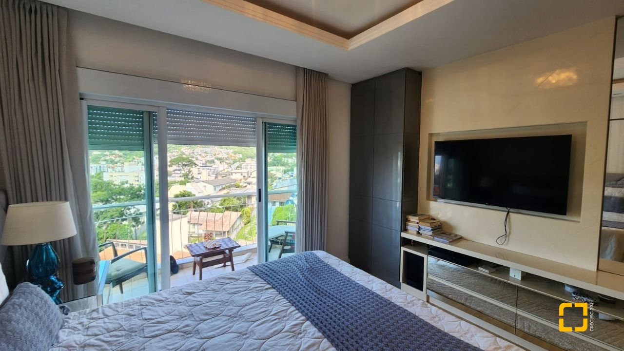 Casa com 409m², 4 quartos (sendo 4 suítes), 4 garagens, no bairro Carvoeira em Florianópolis