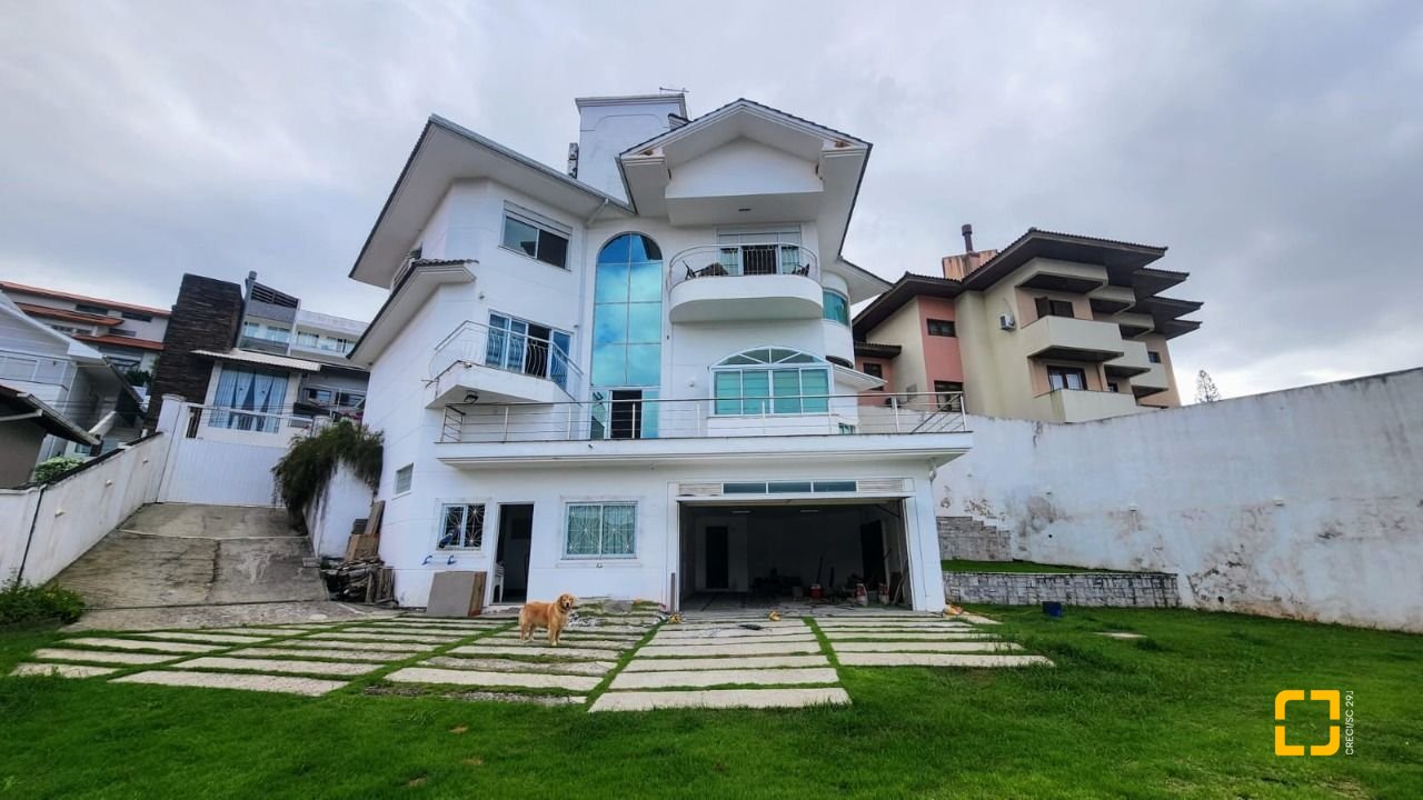 Casa com 409m², 4 quartos (sendo 4 suítes), 4 garagens, no bairro Carvoeira em Florianópolis
