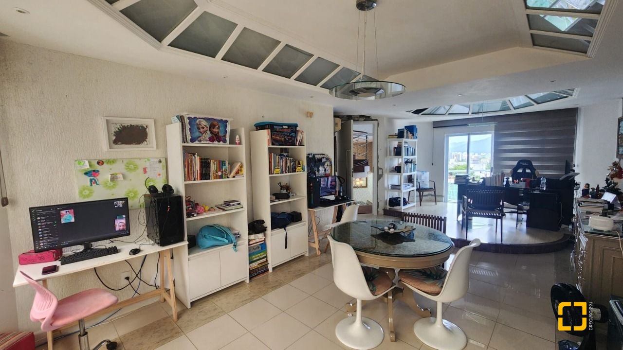 Casa com 409m², 4 quartos (sendo 4 suítes), 4 garagens, no bairro Carvoeira em Florianópolis