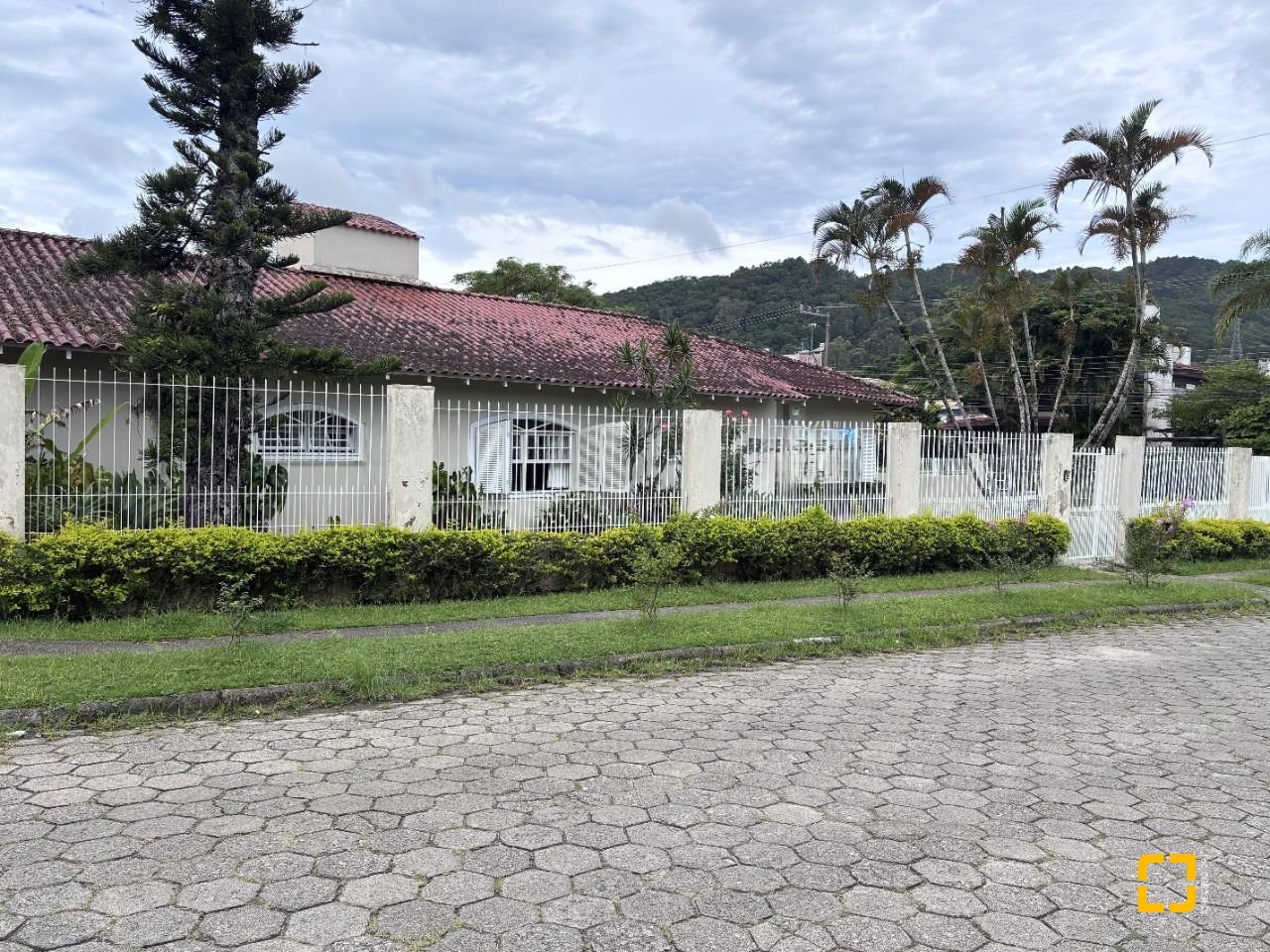 Casa com 240m², 4 quartos (sendo 1 suíte), 2 garagens, no bairro Córrego Grande em Florianópolis