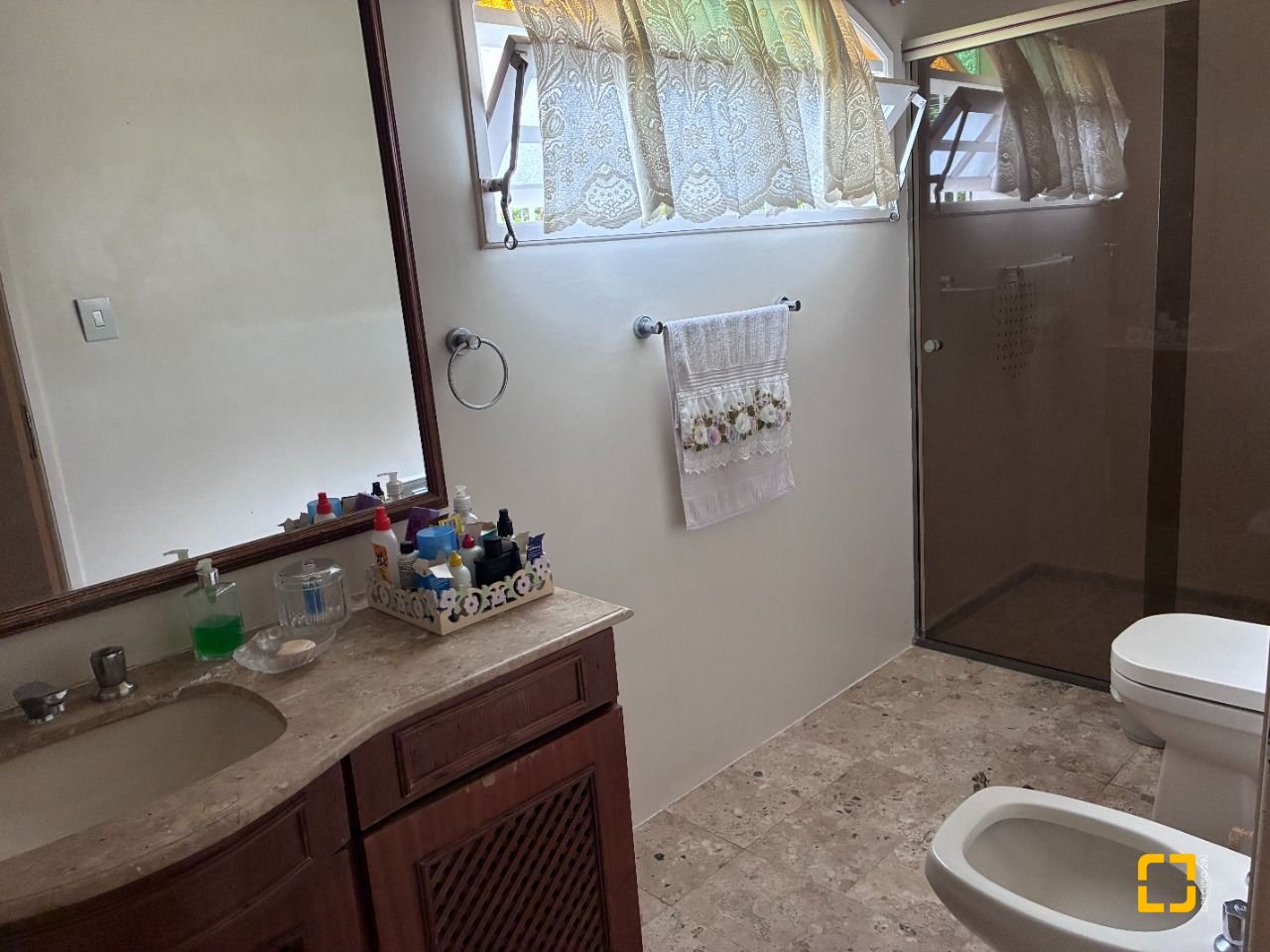 Casa com 240m², 4 quartos (sendo 1 suíte), 2 garagens, no bairro Córrego Grande em Florianópolis