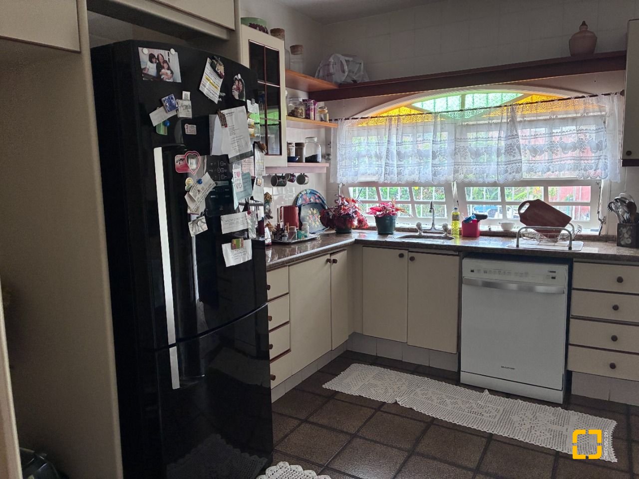 Casa com 240m², 4 quartos (sendo 1 suíte), 2 garagens, no bairro Córrego Grande em Florianópolis