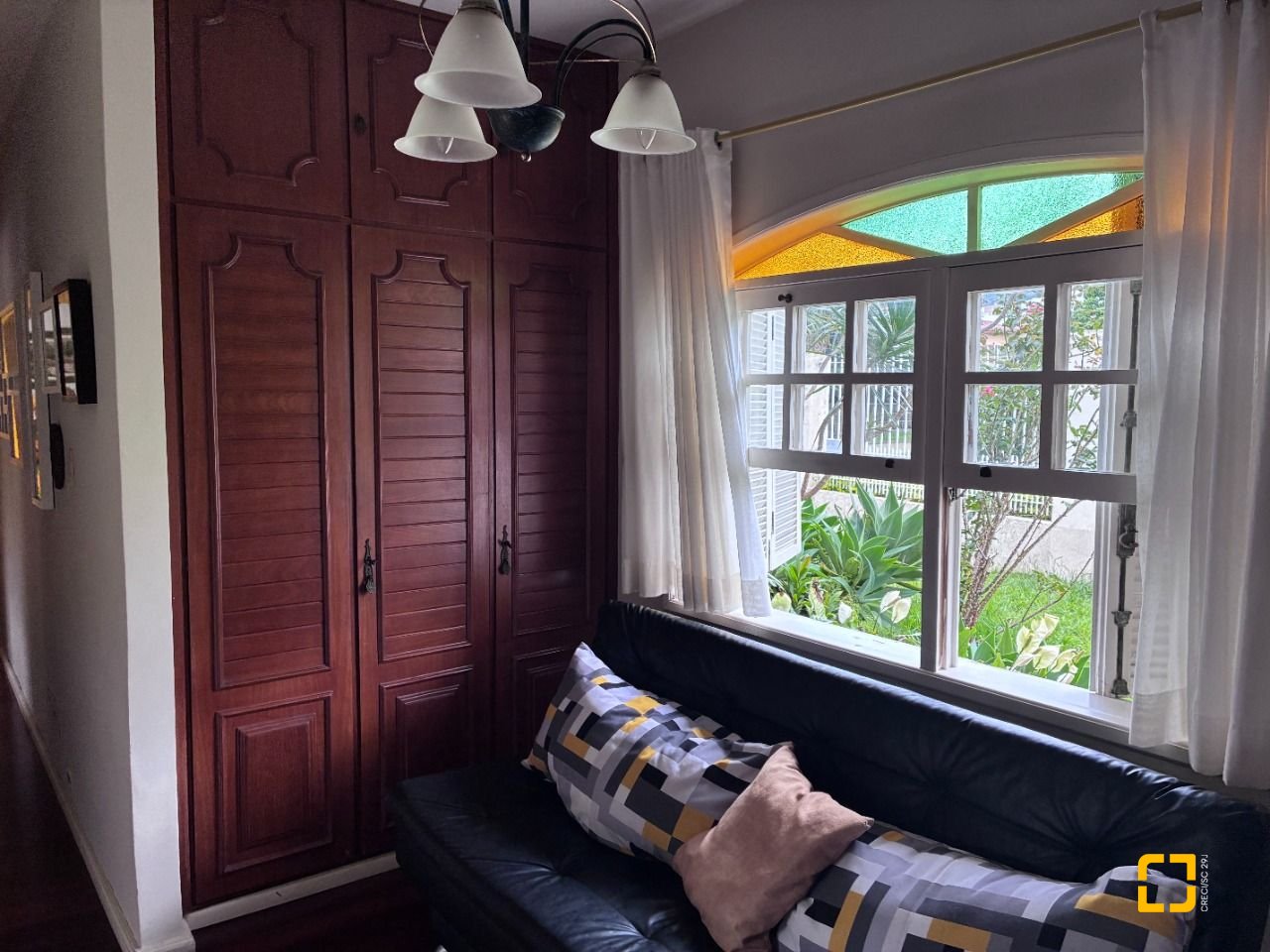 Casa com 240m², 4 quartos (sendo 1 suíte), 2 garagens, no bairro Córrego Grande em Florianópolis