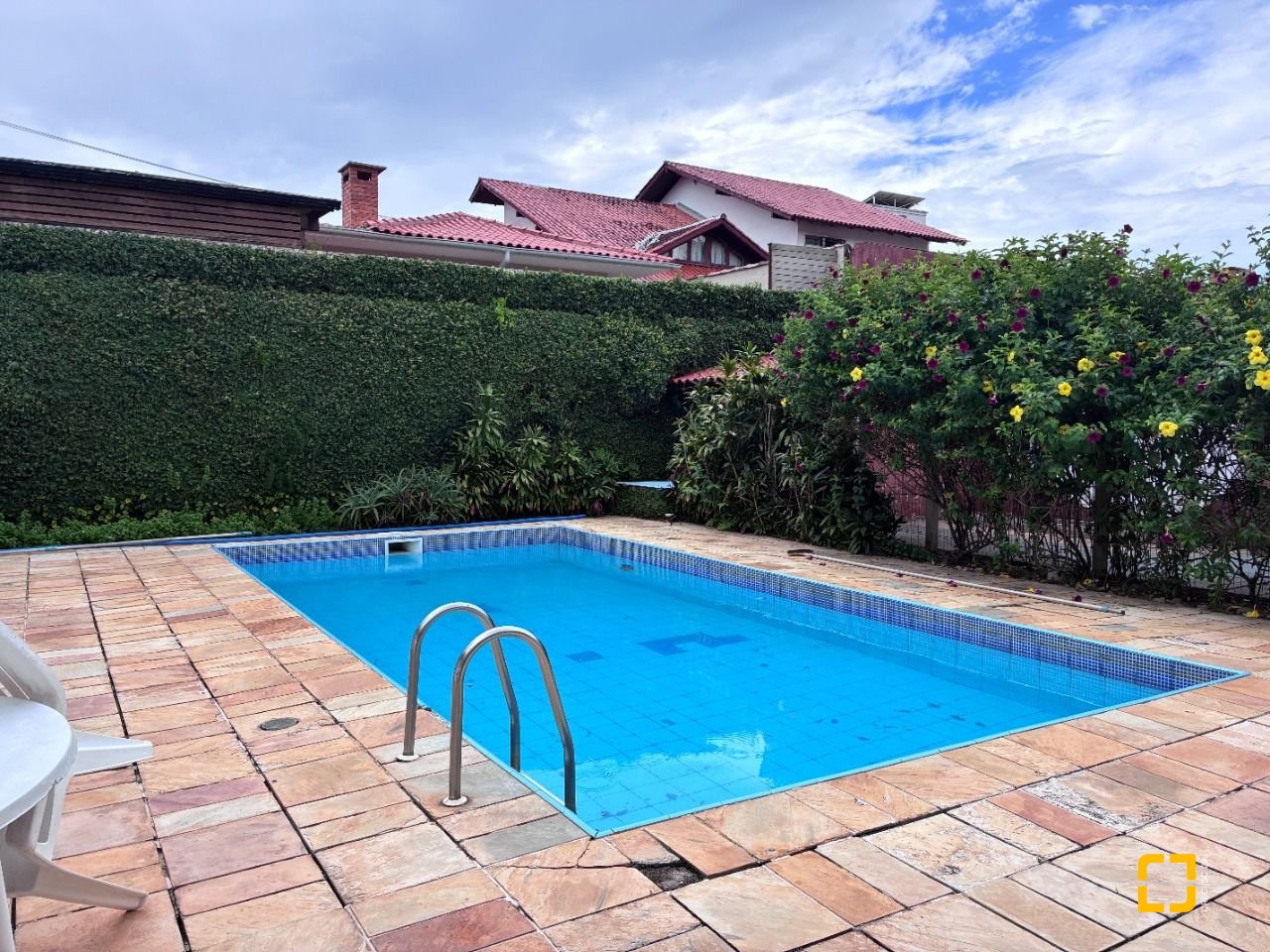Casa com 240m², 4 quartos (sendo 1 suíte), 2 garagens, no bairro Córrego Grande em Florianópolis