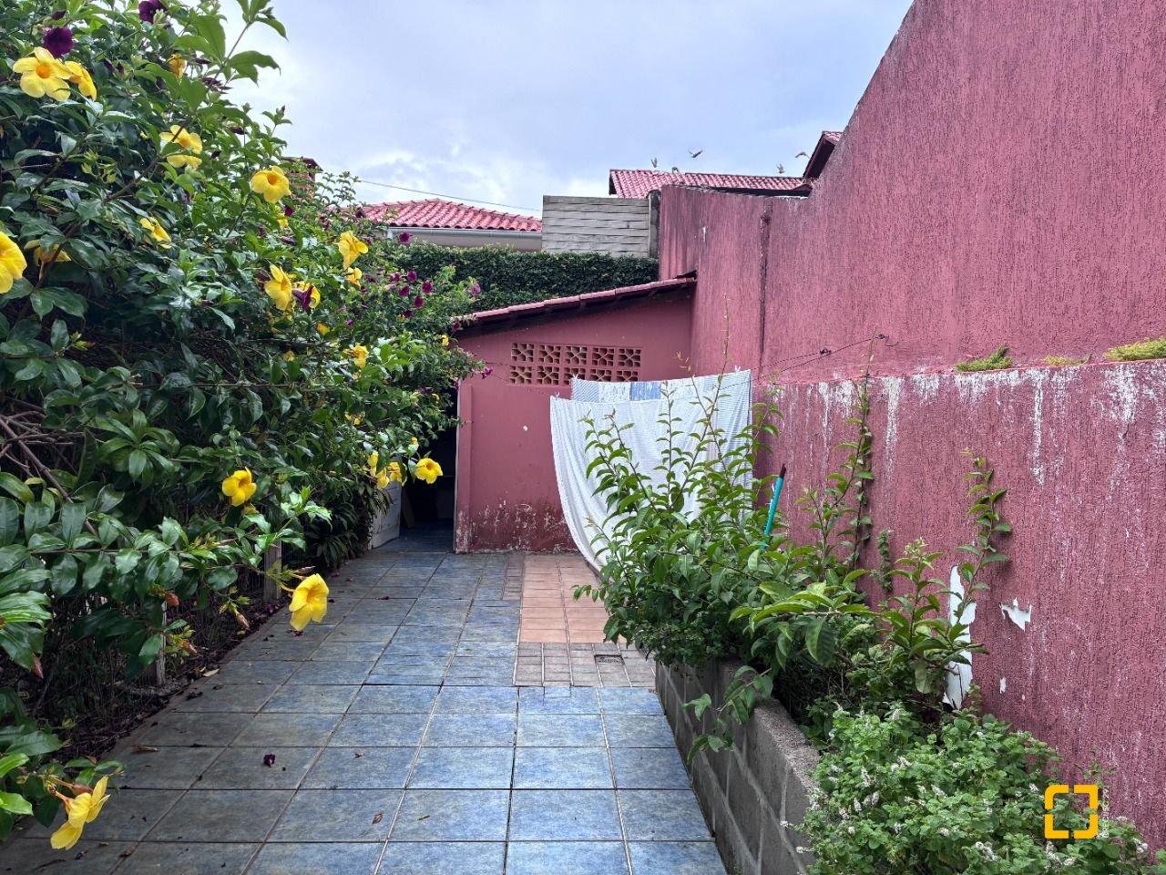 Casa com 240m², 4 quartos (sendo 1 suíte), 2 garagens, no bairro Córrego Grande em Florianópolis