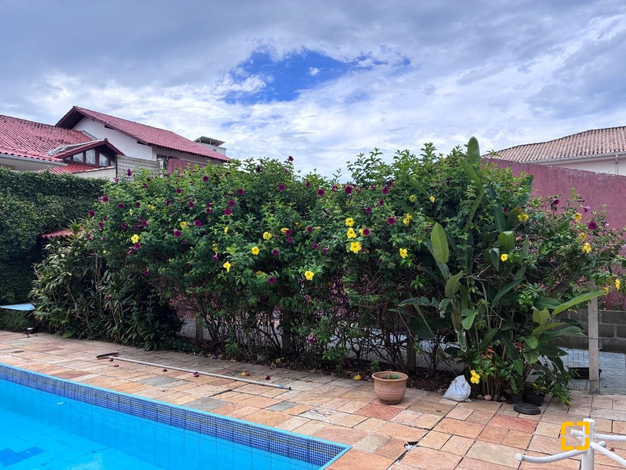 Casa com 240m², 4 quartos (sendo 1 suíte), 2 garagens, no bairro Córrego Grande em Florianópolis
