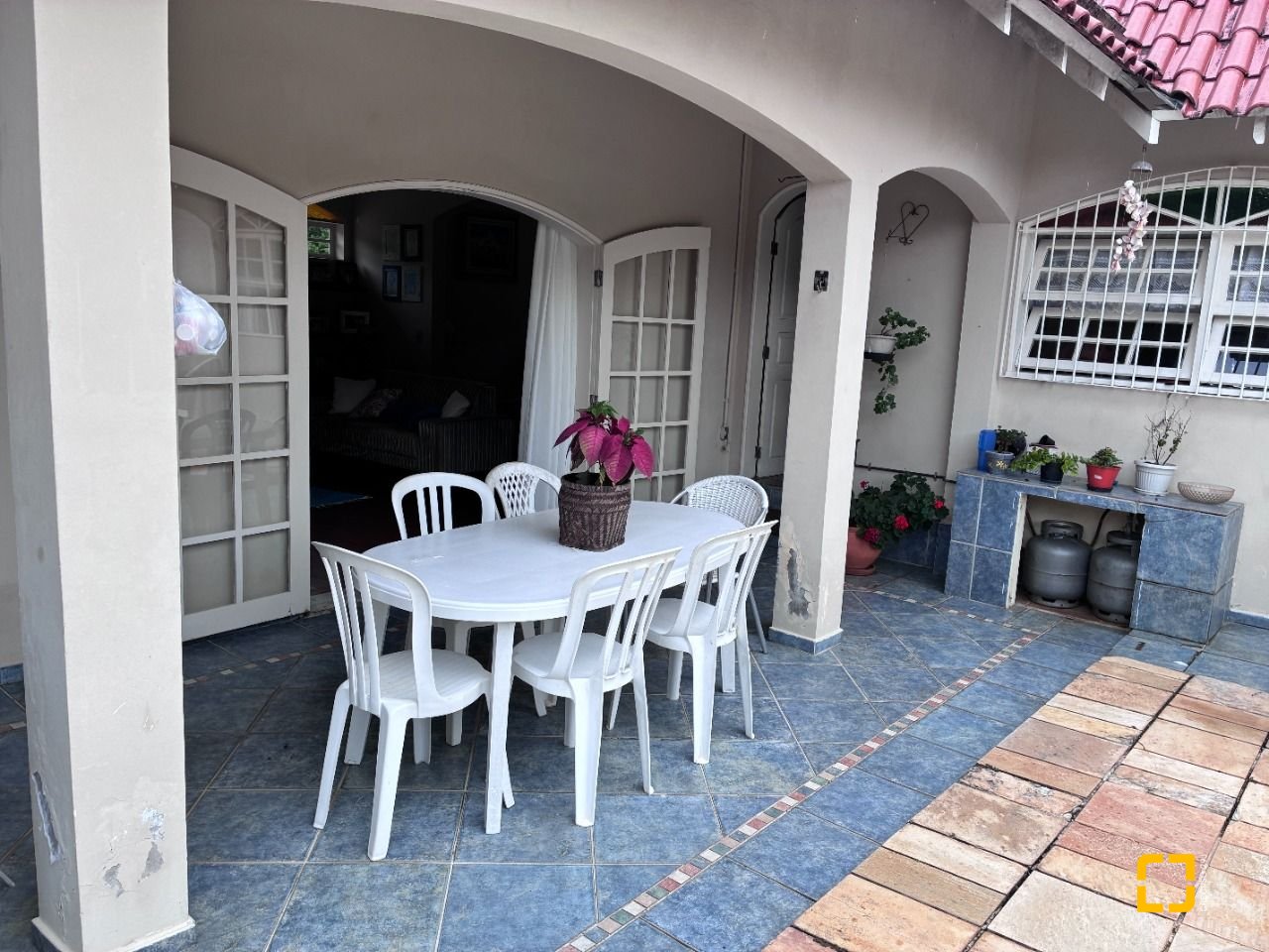 Casa com 240m², 4 quartos (sendo 1 suíte), 2 garagens, no bairro Córrego Grande em Florianópolis