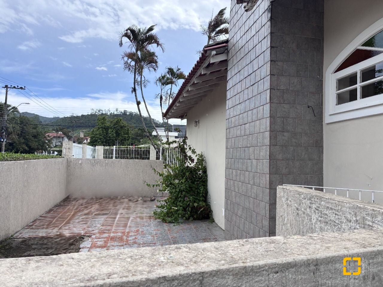 Casa com 240m², 4 quartos (sendo 1 suíte), 2 garagens, no bairro Córrego Grande em Florianópolis