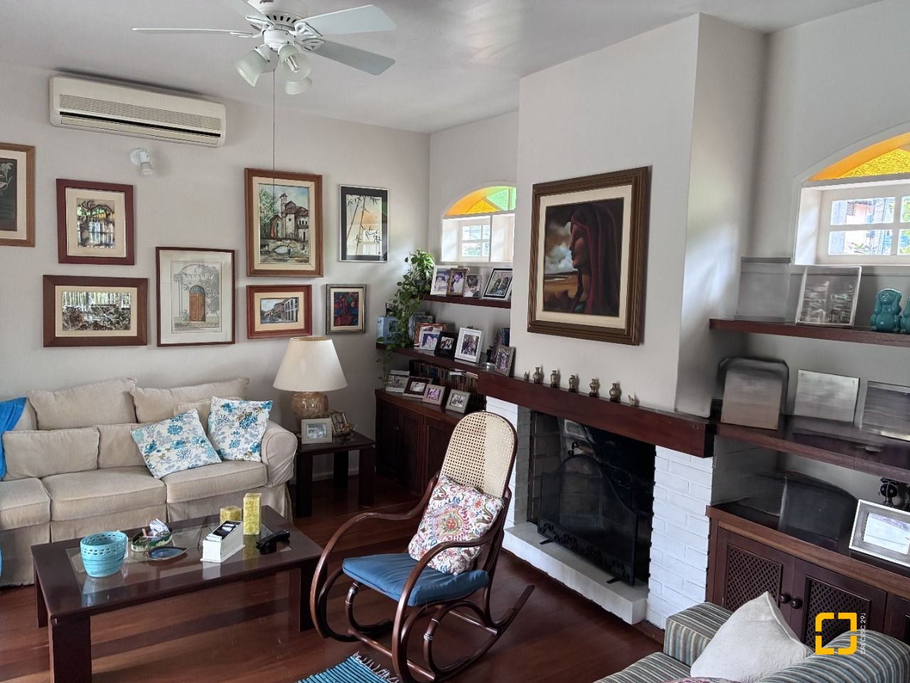 Casa com 240m², 4 quartos (sendo 1 suíte), 2 garagens, no bairro Córrego Grande em Florianópolis