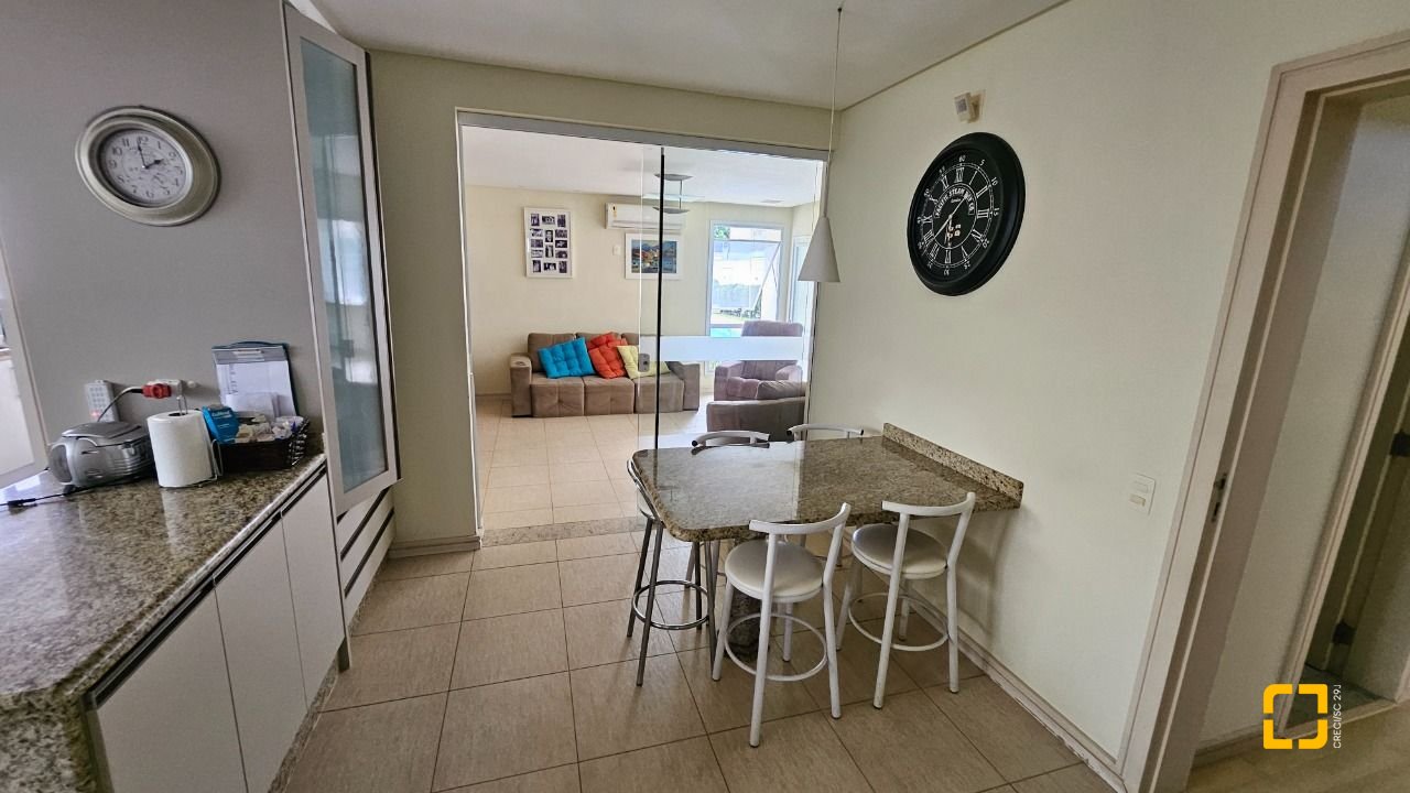 Casa com 339m², 3 quartos (sendo 3 suítes), 3 garagens, no bairro Santa Mônica em Florianópolis