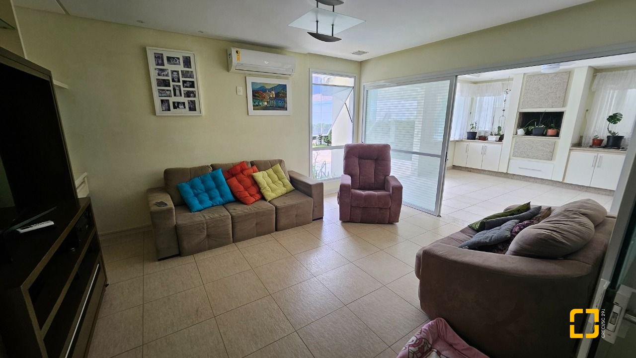 Casa com 339m², 3 quartos (sendo 3 suítes), 3 garagens, no bairro Santa Mônica em Florianópolis