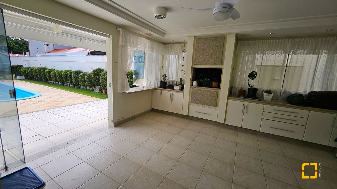 Casa com 339m², 3 quartos (sendo 3 suítes), 3 garagens, no bairro Santa Mônica em Florianópolis