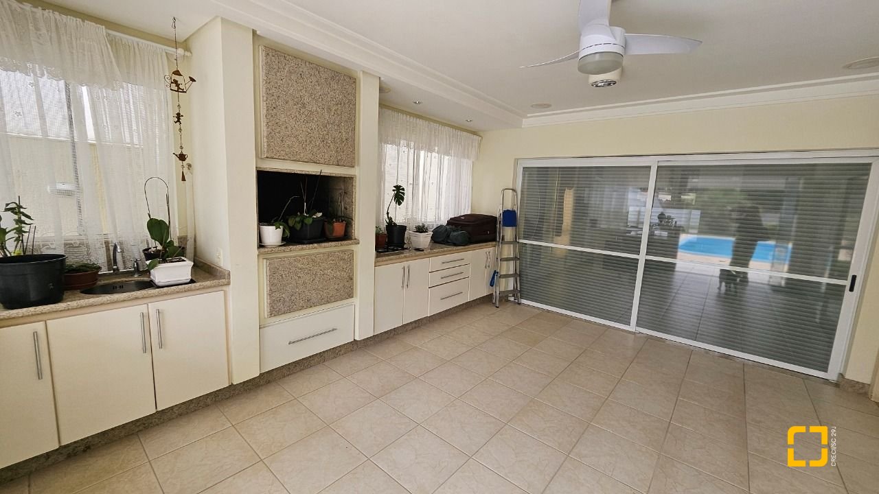 Casa com 339m², 3 quartos (sendo 3 suítes), 3 garagens, no bairro Santa Mônica em Florianópolis