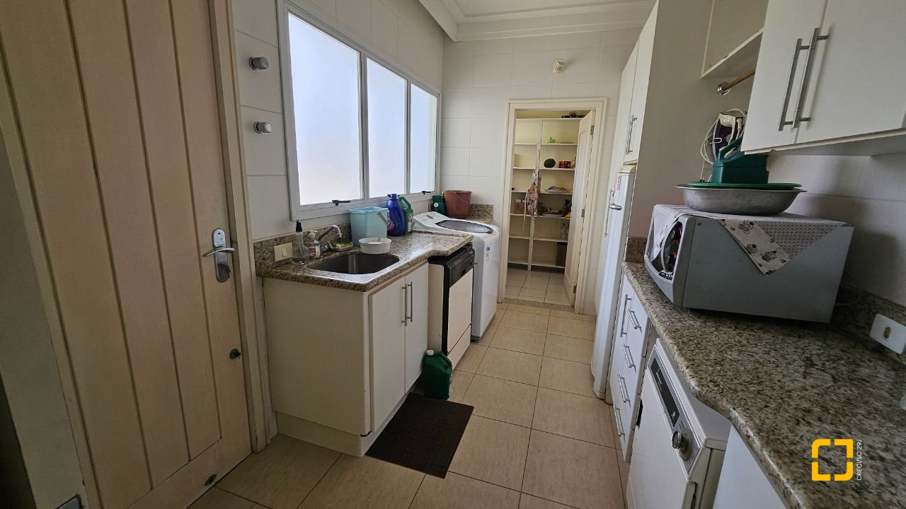 Casa com 339m², 3 quartos (sendo 3 suítes), 3 garagens, no bairro Santa Mônica em Florianópolis