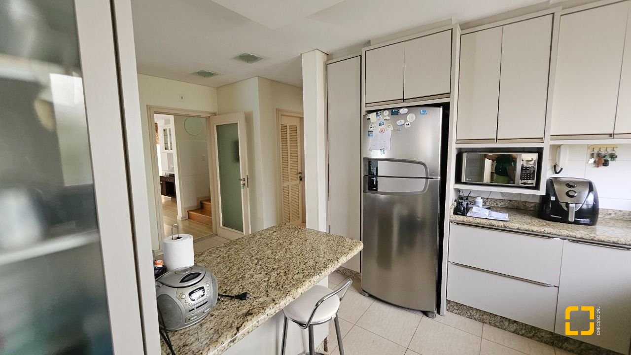 Casa com 339m², 3 quartos (sendo 3 suítes), 3 garagens, no bairro Santa Mônica em Florianópolis