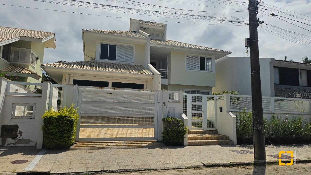 Casa com 339m², 3 quartos (sendo 3 suítes), 3 garagens, no bairro Santa Mônica em Florianópolis