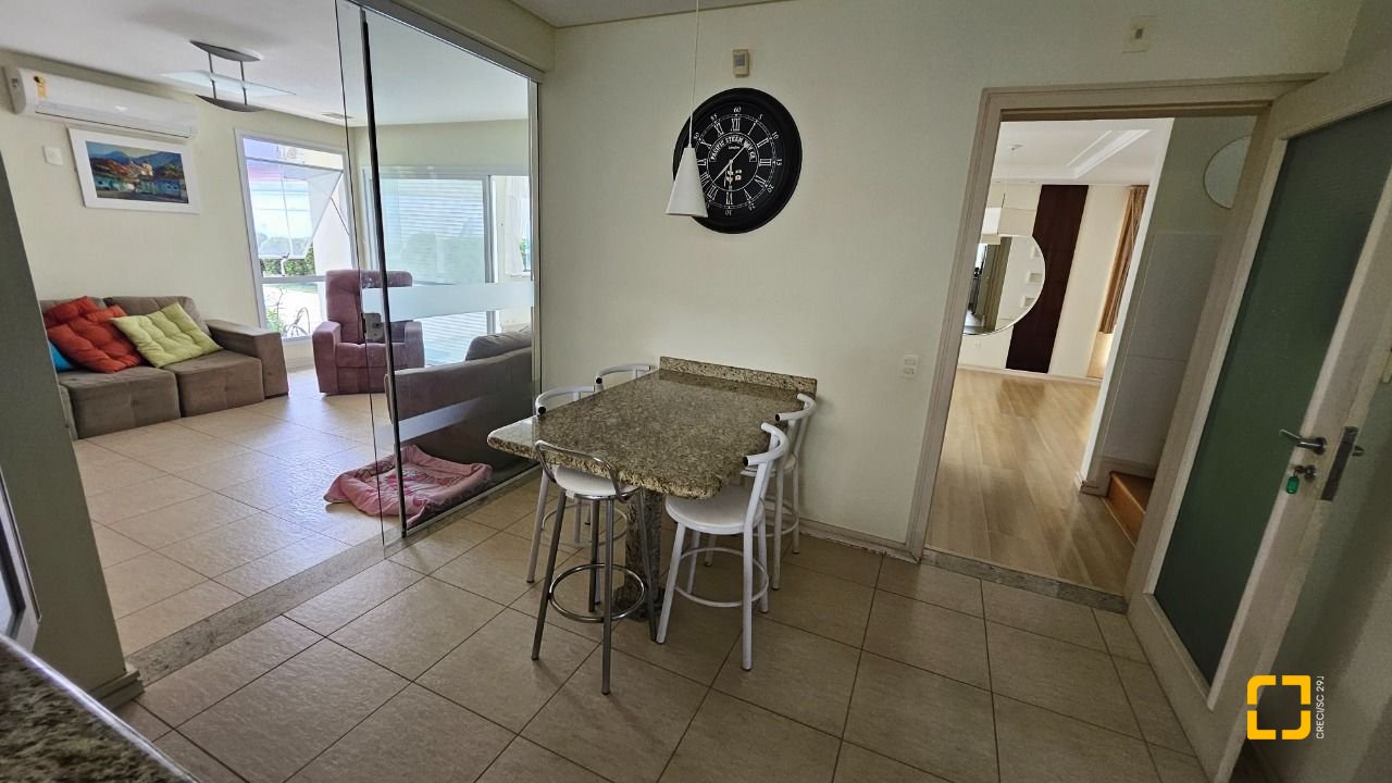 Casa com 339m², 3 quartos (sendo 3 suítes), 3 garagens, no bairro Santa Mônica em Florianópolis