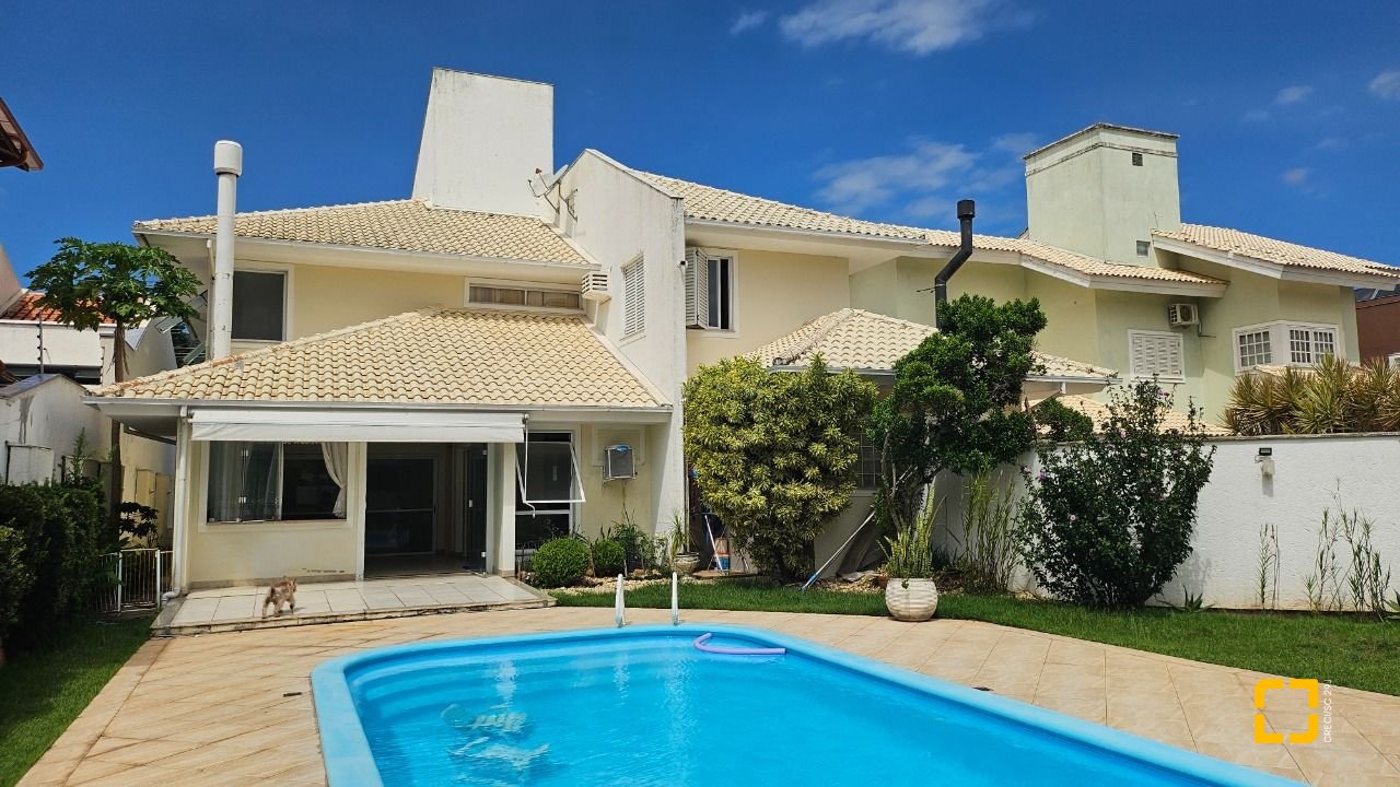 Casa com 339m², 3 quartos (sendo 3 suítes), 3 garagens, no bairro Santa Mônica em Florianópolis