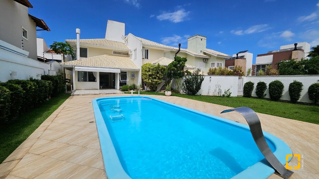 Casa com 339m², 3 quartos (sendo 3 suítes), 3 garagens, no bairro Santa Mônica em Florianópolis