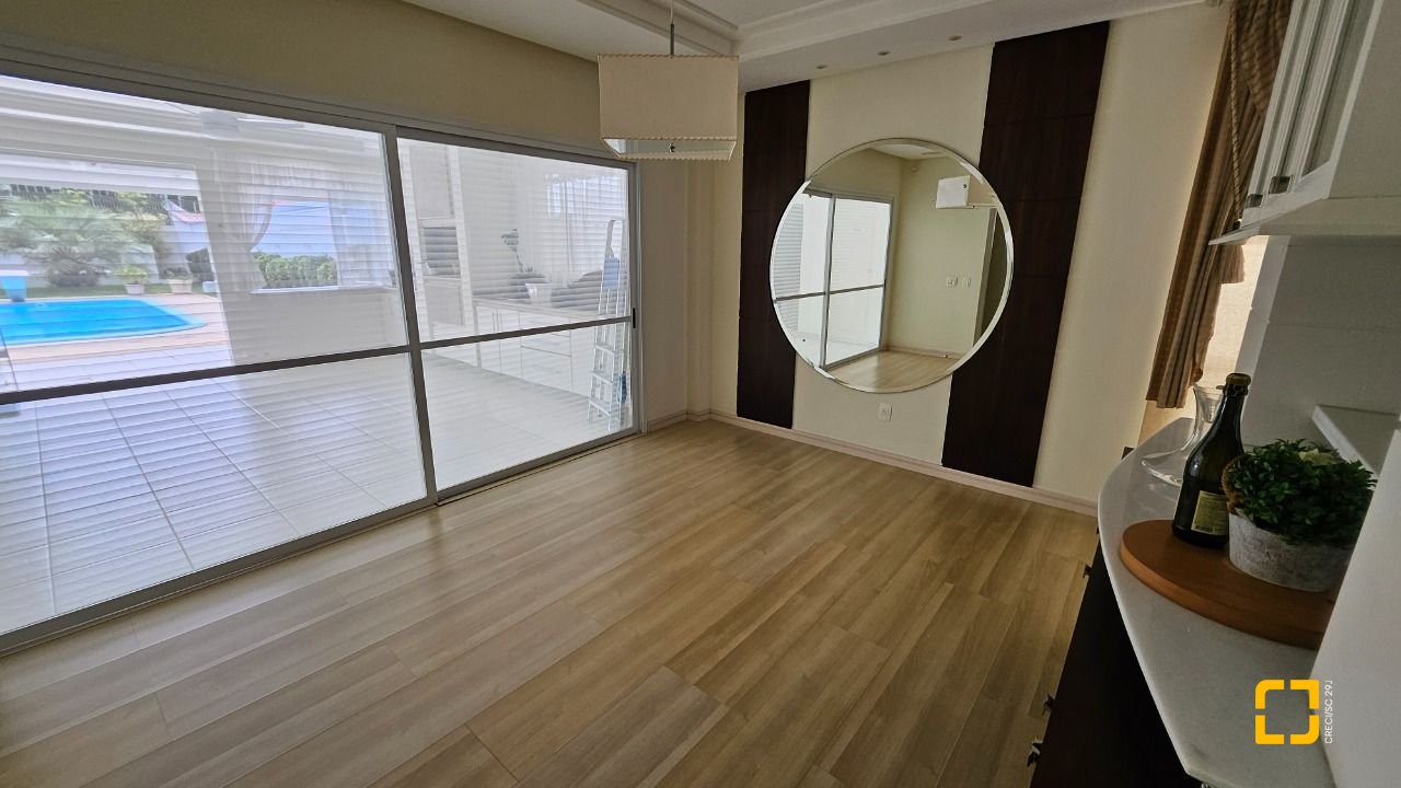 Casa com 339m², 3 quartos (sendo 3 suítes), 3 garagens, no bairro Santa Mônica em Florianópolis