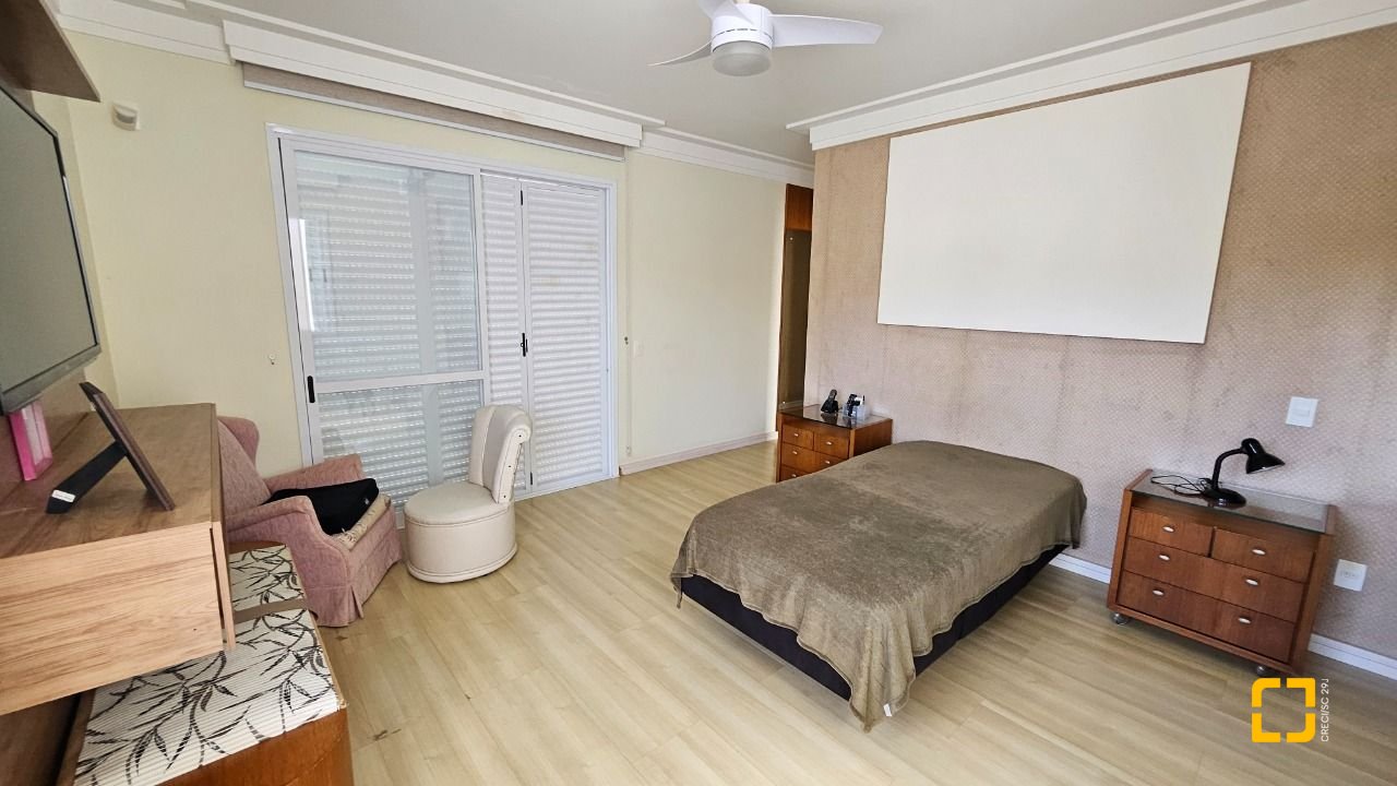 Casa com 339m², 3 quartos (sendo 3 suítes), 3 garagens, no bairro Santa Mônica em Florianópolis
