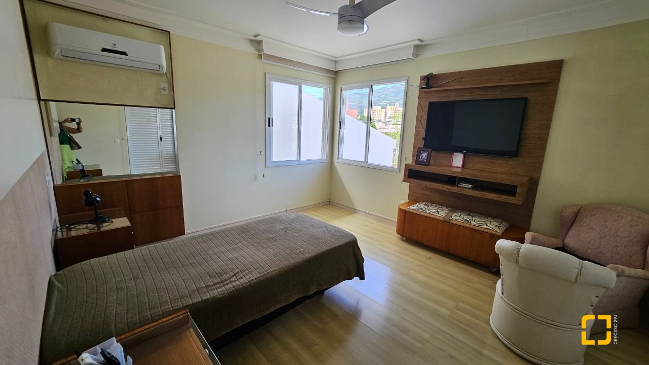 Casa com 339m², 3 quartos (sendo 3 suítes), 3 garagens, no bairro Santa Mônica em Florianópolis