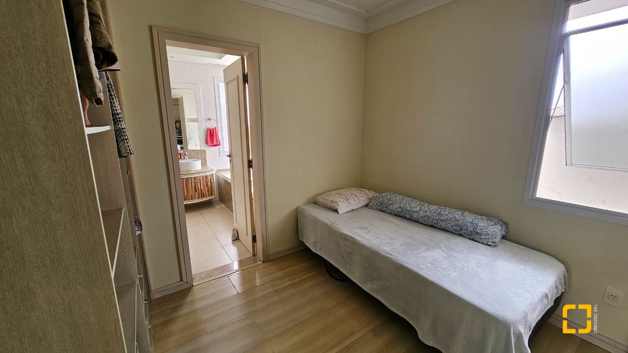 Casa com 339m², 3 quartos (sendo 3 suítes), 3 garagens, no bairro Santa Mônica em Florianópolis