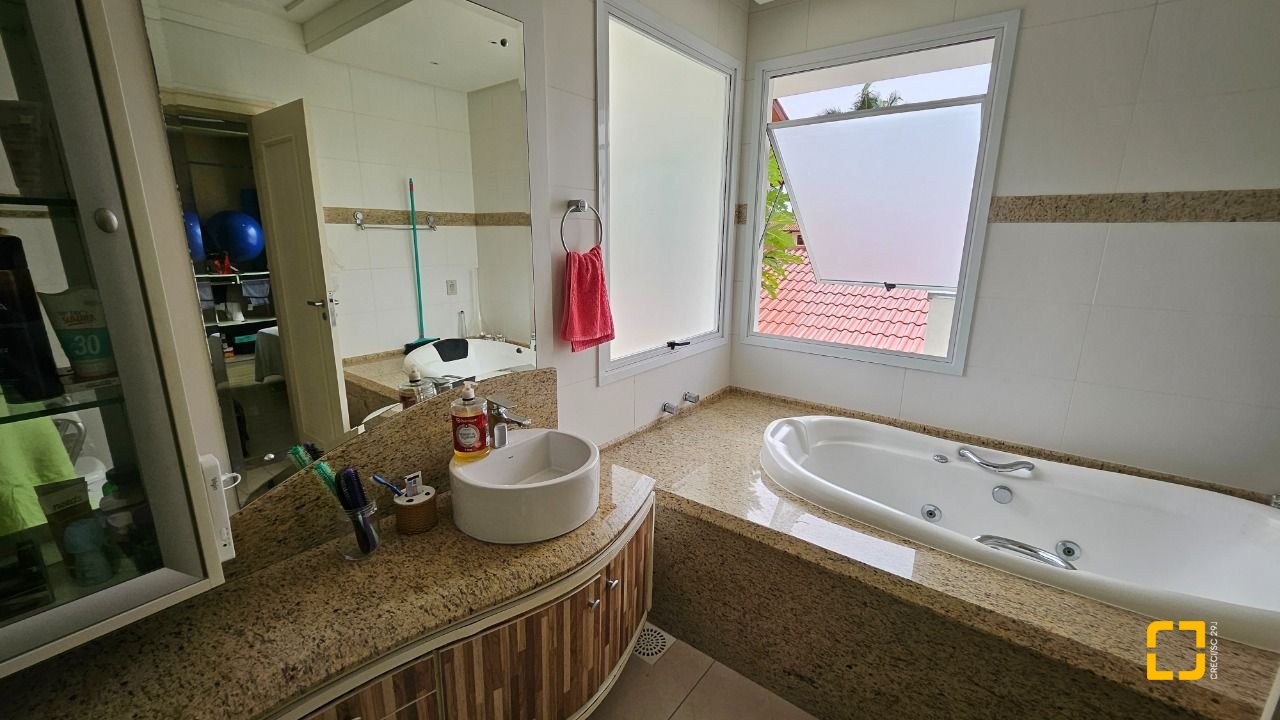 Casa com 339m², 3 quartos (sendo 3 suítes), 3 garagens, no bairro Santa Mônica em Florianópolis
