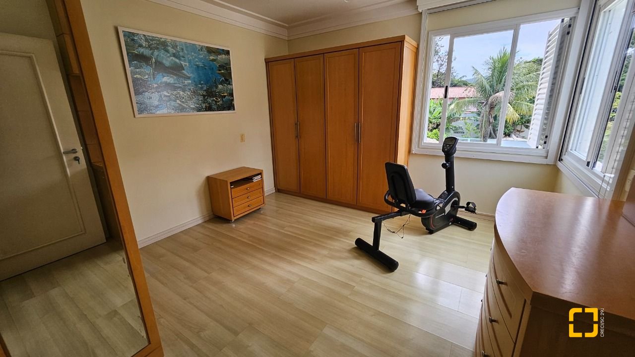 Casa com 339m², 3 quartos (sendo 3 suítes), 3 garagens, no bairro Santa Mônica em Florianópolis