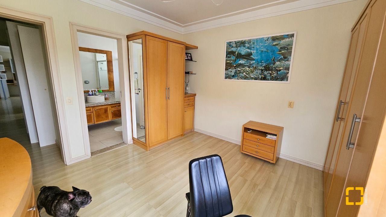 Casa com 339m², 3 quartos (sendo 3 suítes), 3 garagens, no bairro Santa Mônica em Florianópolis
