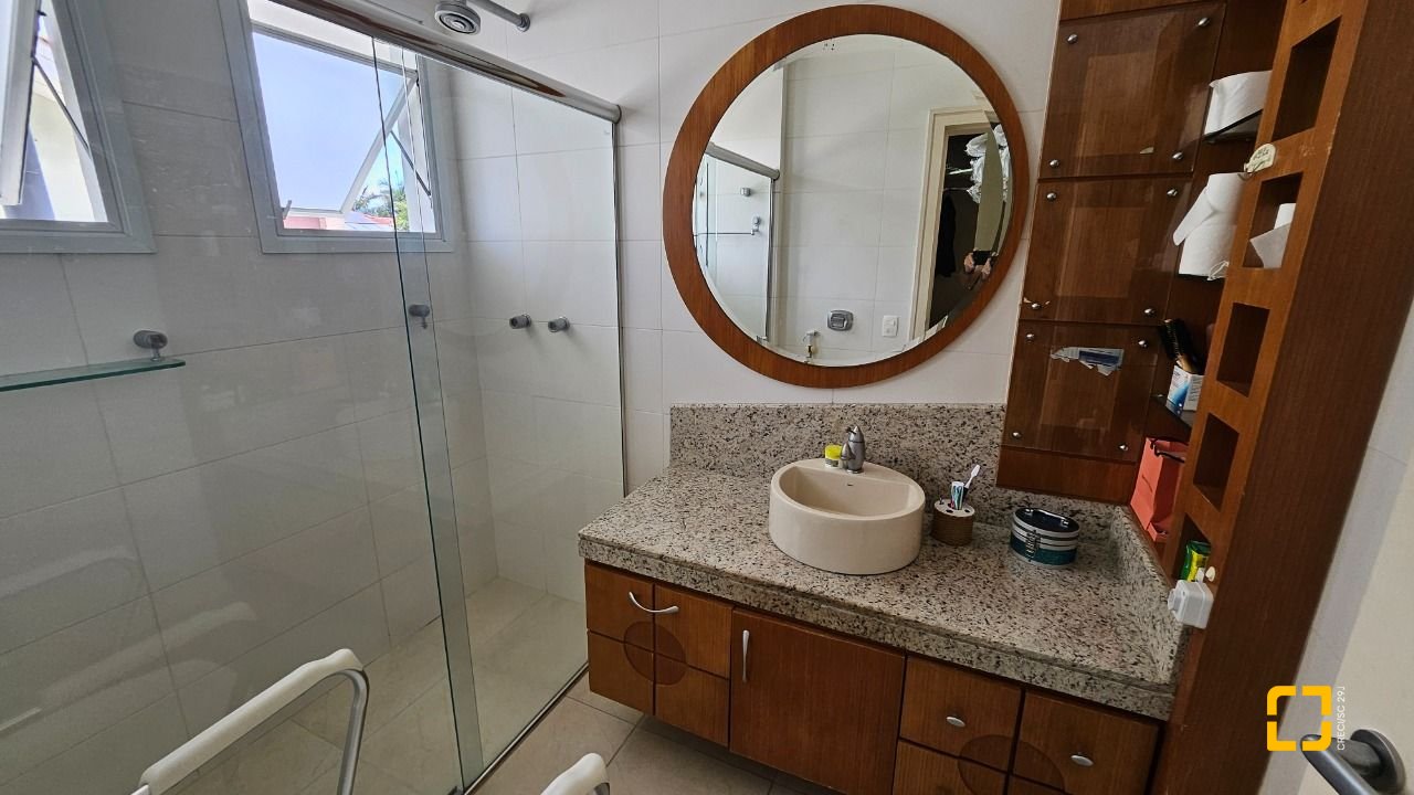 Casa com 339m², 3 quartos (sendo 3 suítes), 3 garagens, no bairro Santa Mônica em Florianópolis