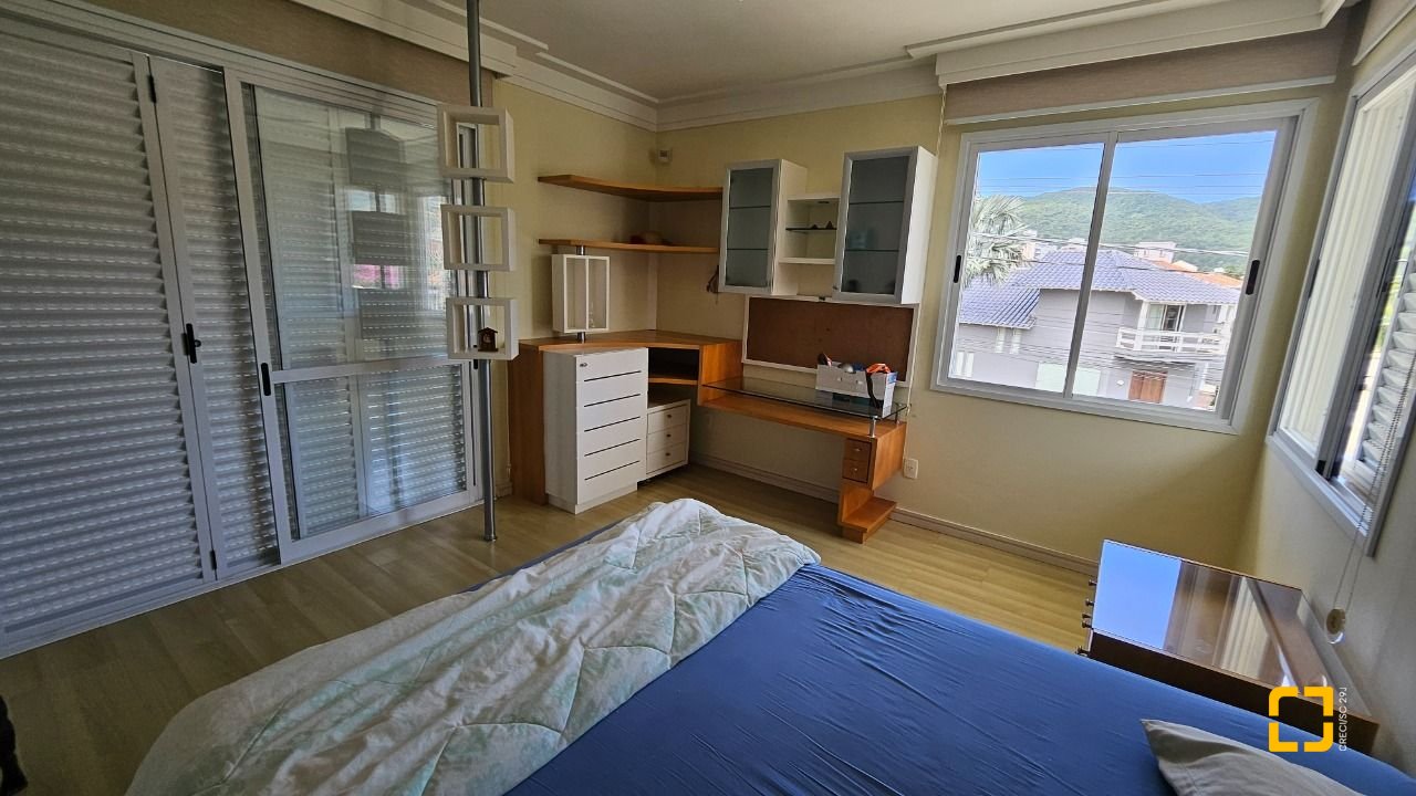 Casa com 339m², 3 quartos (sendo 3 suítes), 3 garagens, no bairro Santa Mônica em Florianópolis
