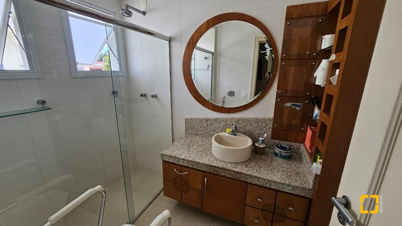 Casa com 339m², 3 quartos (sendo 3 suítes), 3 garagens, no bairro Santa Mônica em Florianópolis