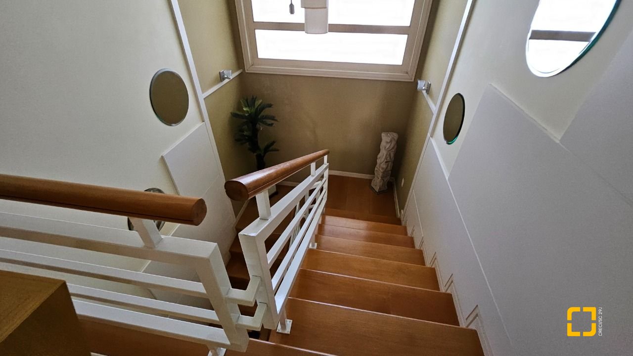 Casa com 339m², 3 quartos (sendo 3 suítes), 3 garagens, no bairro Santa Mônica em Florianópolis