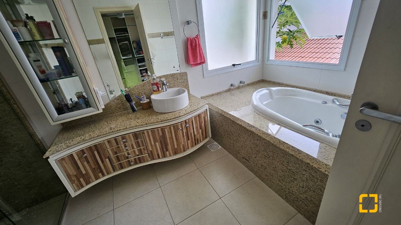 Casa com 339m², 3 quartos (sendo 3 suítes), 3 garagens, no bairro Santa Mônica em Florianópolis