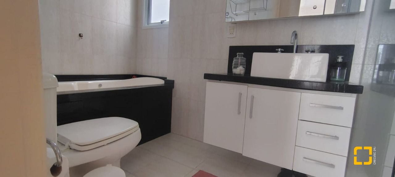 Apartamento com 118m², 4 quartos (sendo 1 suíte), 2 garagens, no bairro Jurerê Internacional em Florianópolis