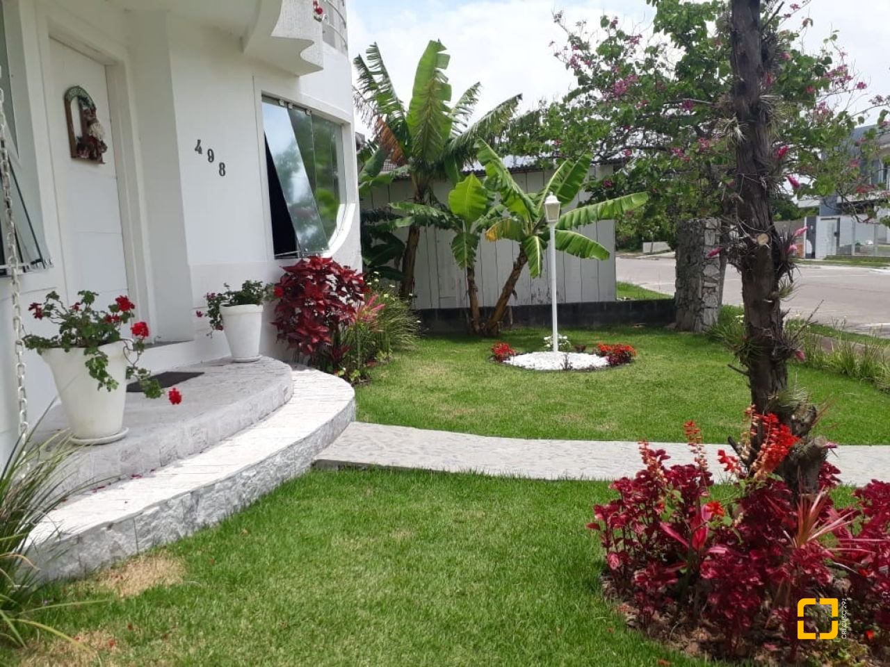 Casa com 200m², 4 quartos (sendo 1 suíte), 4 garagens, no bairro Cachoeira do Bom Jesus em Florianópolis